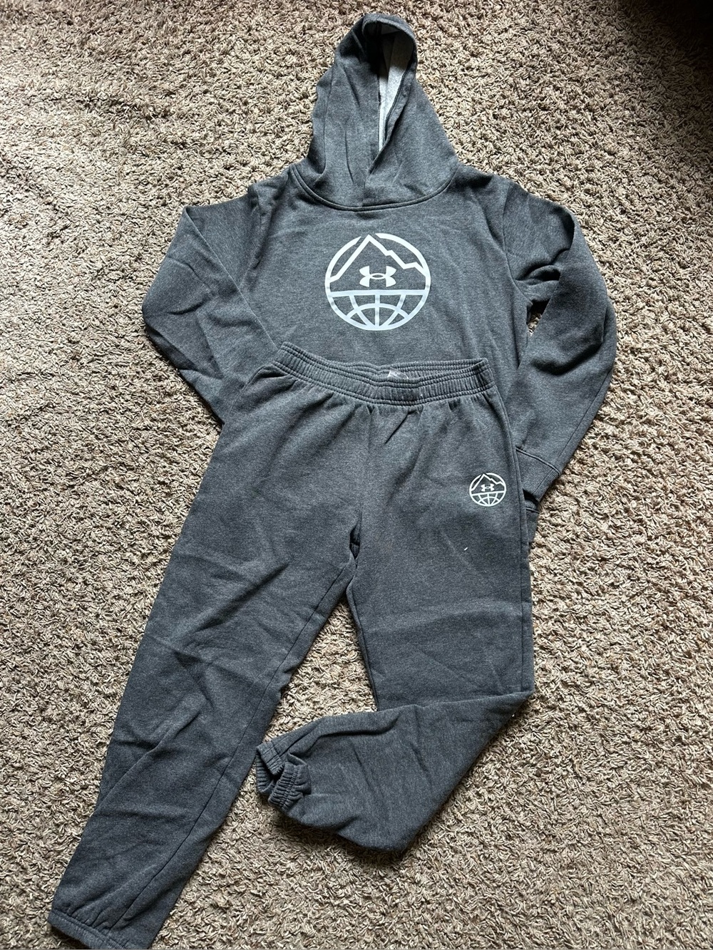 NWOT Boy’s Under Armour Jogger Set; Dark Gray; Size Youth Large